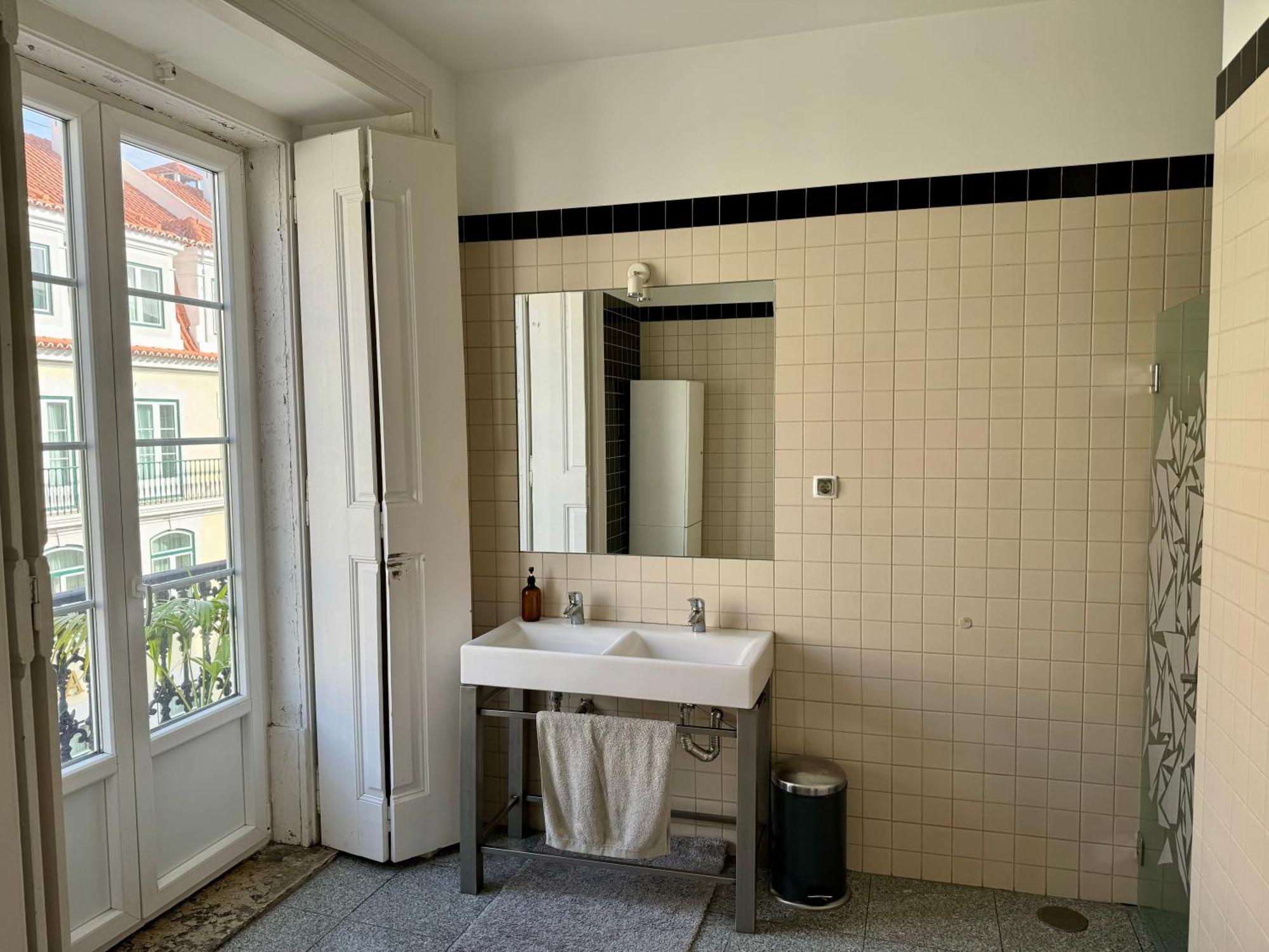Cama en habitación compartida femenina de 6 camas